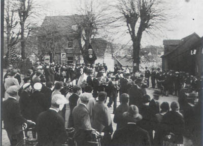 Die Lindlarer erwarten den Hellinger Schützenzug auf dem Kirchplatz, 1928