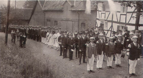 Hellinger Schützen auf dem Weg zur St. Severin Kirche in Lindlar, 1926