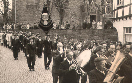 Nach gemeinsamer Schützenmesse ziehen die Hellinger Schützen in's Festzelt nach Altenrath, 1951