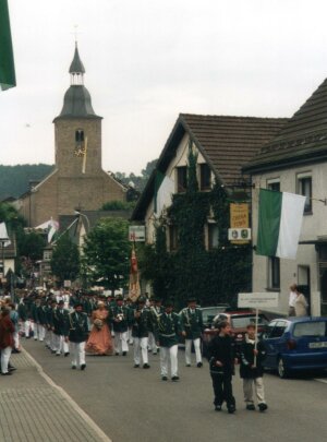 Schützenbruderschaft Helling bei der Teilnahme am großen Schützenumzug des Nachbarvereins in Lindlar 1998
