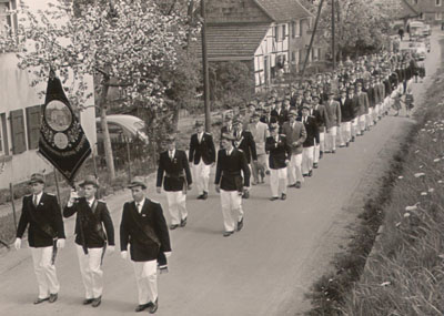 Schützenzug nach der Schützenmesse in St. Severin, auf dem Weg zum Festzelt nach Altenrath, in den 60er Jahren